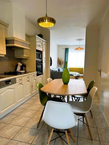 une cuisine avec une table et des chaises ainsi qu'une salle à manger dans l'établissement MAISON COSY Les Sables, à Les Sables-dʼOlonne
