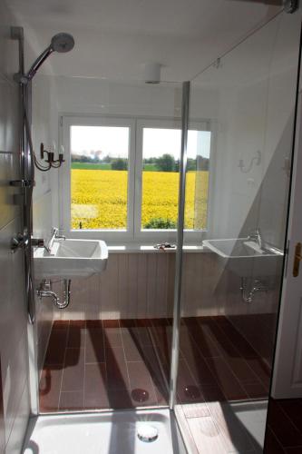 a bathroom with two sinks and a window at "Ferienhaus Strandläufer" in Neue Tiefe Fehmarn