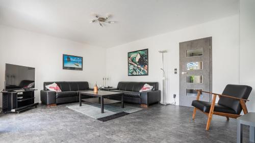 Una sala de estar con dos sofás y una mesa. en Haus Westwind Nr1, en Schlagsdorf