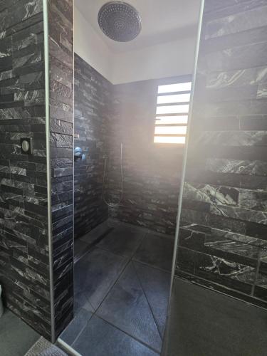 Bilik mandi di Villa HX