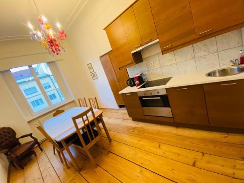 a kitchen with a table and a table and a dining room at Wohnung, 2 Schlafzimmer, Innenhof in Graz