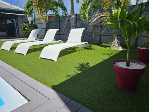 Kebun di luar Villa HX