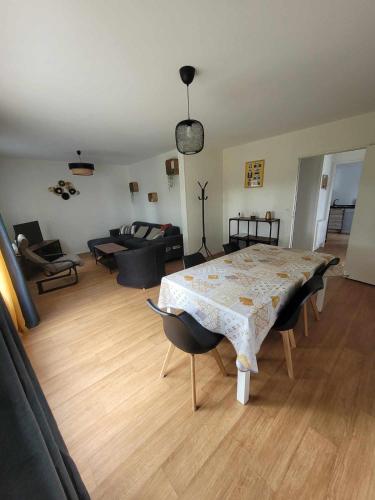 un salon avec une table et un canapé dans l'établissement Maison, 5 Chambres équipées, tout confort , fibre, à Ouzouer-sur-Loire