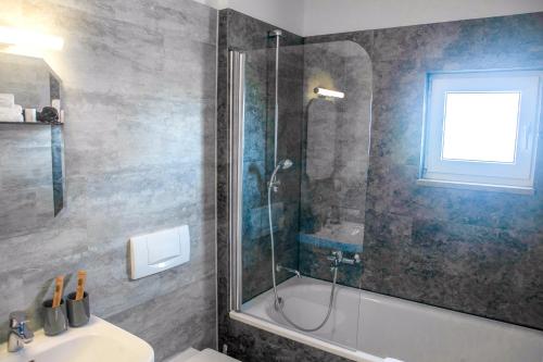 a bathroom with a shower and a sink at Charmantes Apartment mit Tiefgarage in Magdeburg