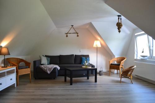 a living room with a couch and a table at Feriendomizil "Anker" H 2 in Trent