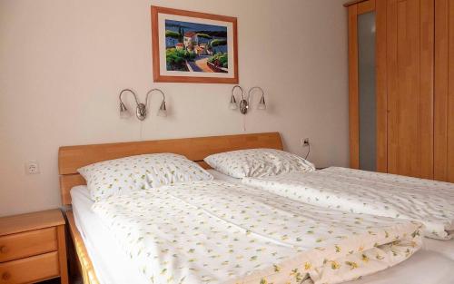 un lit dans une chambre avec un tableau sur le mur dans l'établissement Ferienhaus Nr 76, Kategorie Economy, Feriendorf Hochbergle, Allgäu, à Bichel