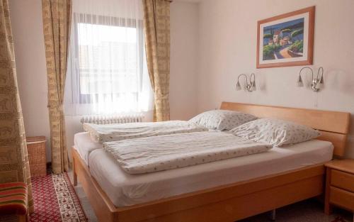 une chambre avec deux lits et une fenêtre dans l'établissement Ferienhaus Nr 76, Kategorie Economy, Feriendorf Hochbergle, Allgäu, à Bichel