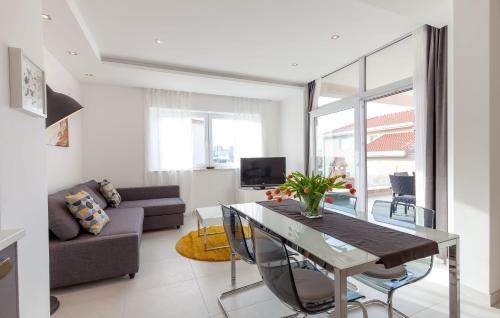 Телевизор и/или развлекательный центр в Villa Azalea apartments A2