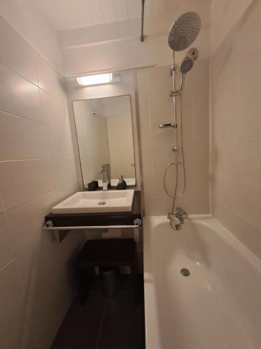 Et badeværelse på Duplex entre mer et golf