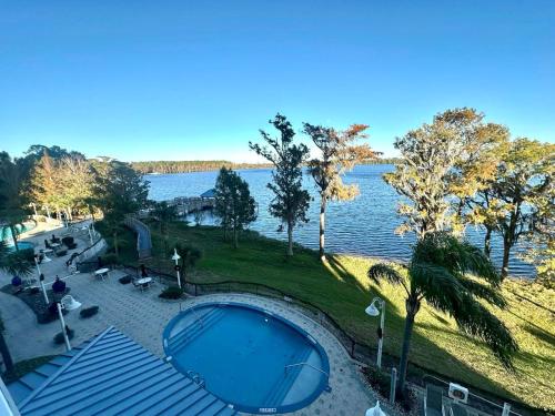 een bovenaanzicht van een zwembad naast een watermassa bij Heron Lake in Orlando