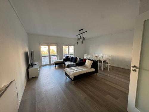 a living room with a couch and a table at Apartamento da Vagueira in Praia da Vagueira