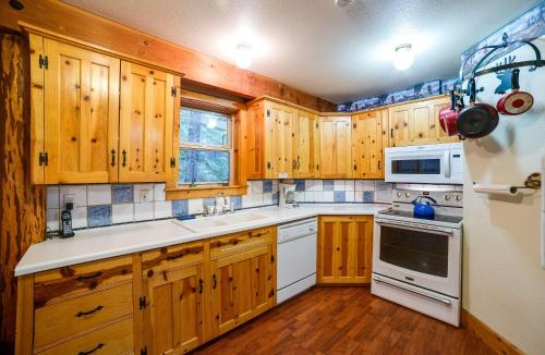 Η κουζίνα ή μικρή κουζίνα στο Snowline Cabin #25 - Hot Tub - Pets Ok - Wi-Fi