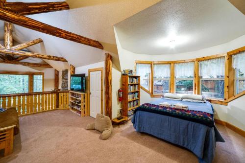 Ένα ή περισσότερα κρεβάτια σε δωμάτιο στο Snowline Cabin #25 - Hot Tub - Pets Ok - Wi-Fi