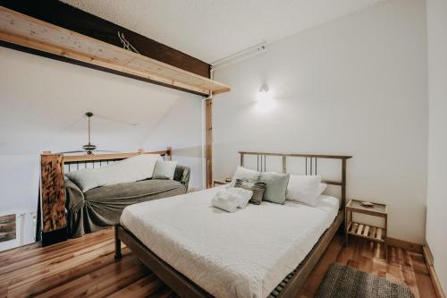 a bedroom with two beds in a room at Snowline Lodge Condo 18 - Beautifully Remodeled! in Glacier