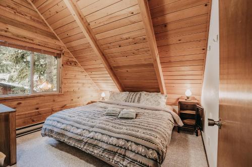 Postel nebo postele na pokoji v ubytování Snowline Cabin 35 - A-C - Pets Ok - Fireplace