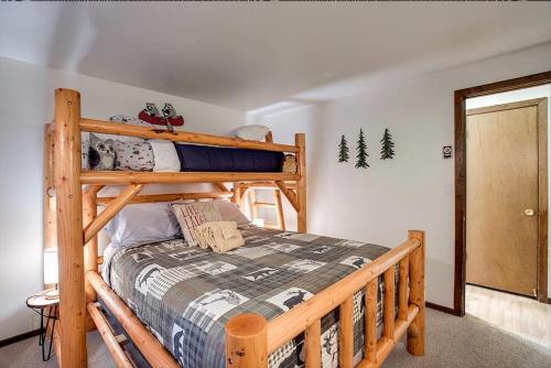 a bedroom with two bunk beds in a room at Snowater Condo 6 - Fireplace - Kitchen - Sleeps 5 in Glacier