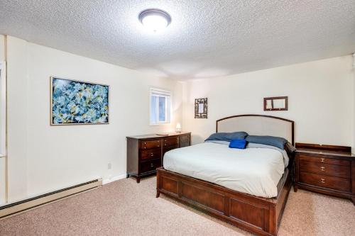 ein Schlafzimmer mit Bett, Schreibtisch und Fenster in der Unterkunft Snowline Lodge Condo #36 - Shared Wi-Fi - Pets Ok in Glacier