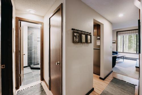 ein Flur mit einer Tür, die in einen Raum führt in der Unterkunft Snowater Condo #14 - Blissful Relaxation! in Glacier