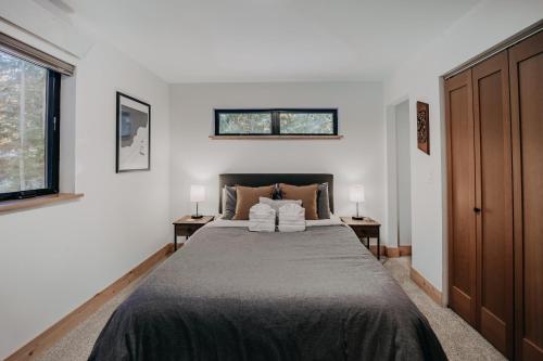 Postel nebo postele na pokoji v ubytování Mt Baker Rim Cabin #50 - Hot Tub - Wi-Fi - Ac