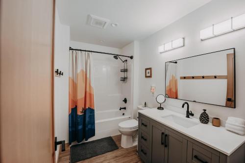 Koupelna v ubytování Mt Baker Rim Cabin #50 - Hot Tub - Wi-Fi - Ac