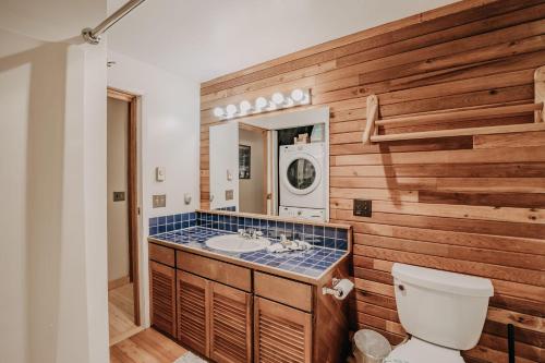 Koupelna v ubytování Mt Baker Rim Cabin #99 - Hot Tub - Wifi - Pets Ok