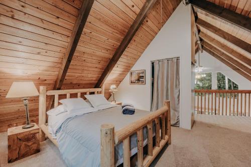 Postel nebo postele na pokoji v ubytování Mt Baker Rim Cabin #99 - Hot Tub - Wifi - Pets Ok