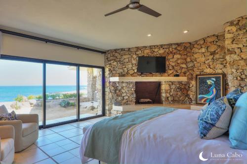 Ένα ή περισσότερα κρεβάτια σε δωμάτιο στο Beachside Paradise, Heated Pool, Sunsets & BBQ