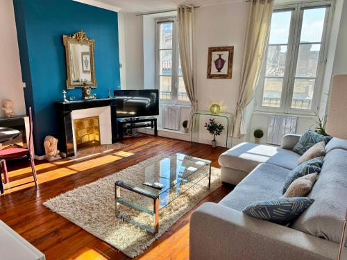 un salon avec un canapé et une table dans l'établissement Bordorent Apartment, à Bordeaux