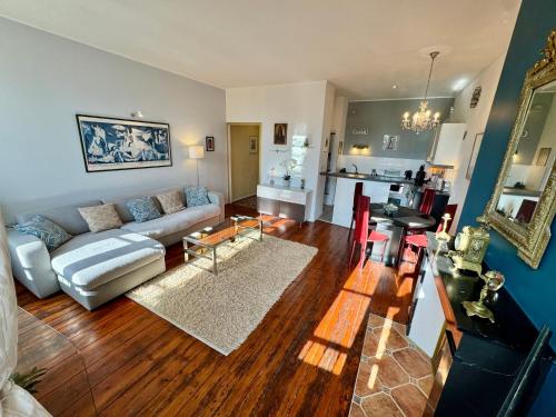 un salon avec un canapé et une table dans l'établissement Bordorent Apartment, à Bordeaux