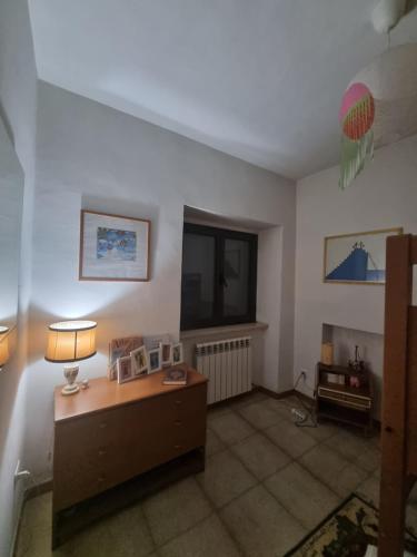a living room with a desk and a television at Casa Ta-Pù a Passolanciano in Pretoro