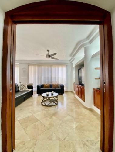 Posezení v ubytování Rosarito Beach and pool access apartment 2bd 2b