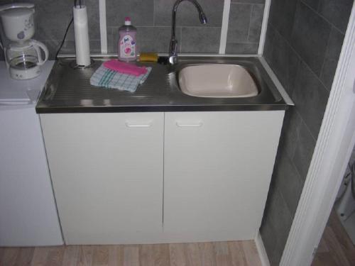 a kitchen counter with a sink in a bathroom at Kleine FEWO zentral gelegen in Künzell