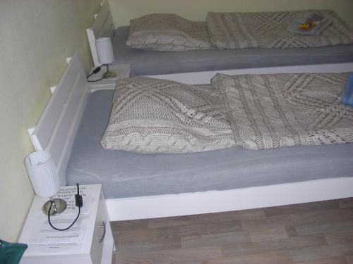 a bedroom with two bunk beds and a nightstand with a bed sidx sidx sidx at Kleine FEWO zentral gelegen in Künzell