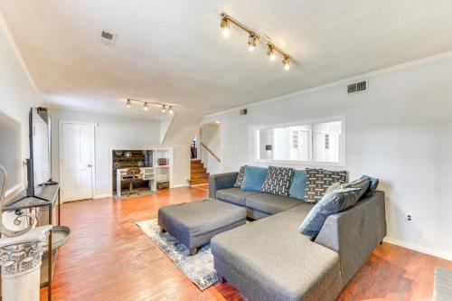 Zona de estar de 4 Mi to Dtwn Home with Deck and Yard in Wilson