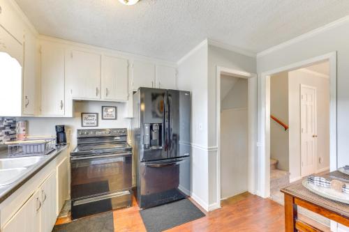 Una cocina o zona de cocina en 4 Mi to Dtwn Home with Deck and Yard in Wilson