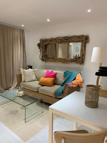 Χώρος καθιστικού στο Ocean Drive Deluxe Apartment Continental Breakfast & Tray