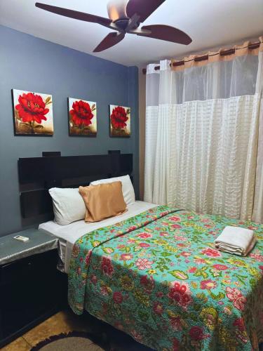 a bedroom with a bed and a ceiling fan at Apartamentos Casa Del Valle in San Pedro Sula