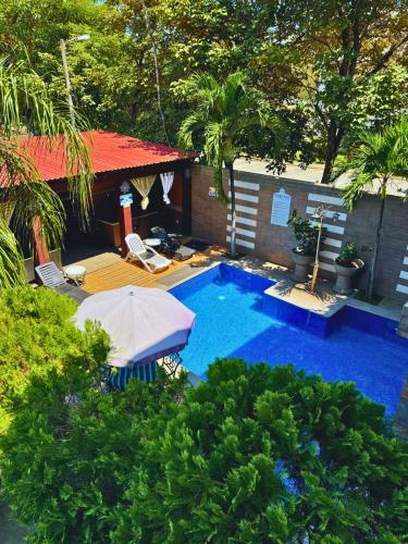 an overhead view of a swimming pool with a house at Apartamentos Casa Del Valle in San Pedro Sula