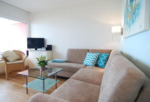 een woonkamer met een bank en een tafel bij STRANDIDYLL, 58 - Typ A1S in Grömitz