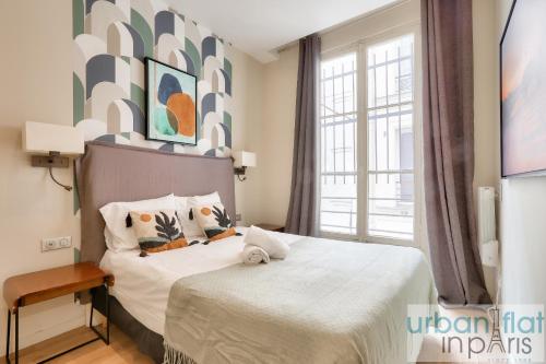 une chambre avec un lit et une grande fenêtre dans l'établissement 61- Big Luxury Parisian Flat 2DD, à Paris