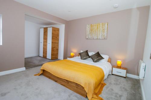 En eller flere senge i et værelse på The Penthouse at Bridge Apartments