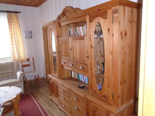 Un gran armario de madera en una sala de estar. en Dorsch, en Großenbrode-Kai