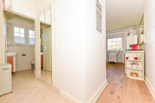 a hallway with a mirror in a room at Strandperle-Föhr in Nieblum