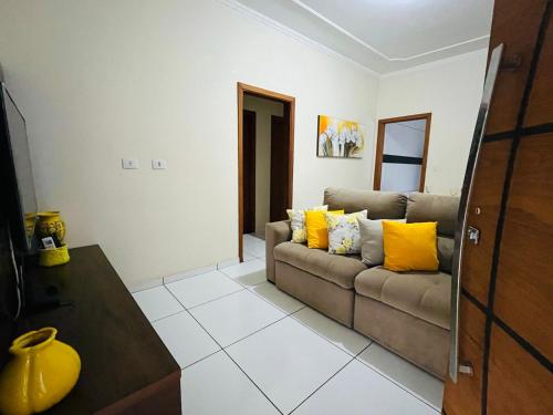 Ruang duduk di Casa Com Piscina próximo ao Parque do Povo