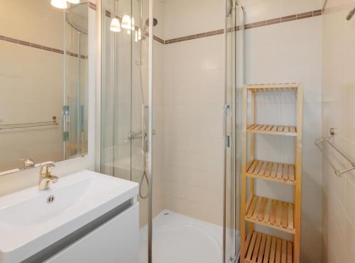 un baño con lavabo y ducha en Bellrose 1401, en Oostduinkerke
