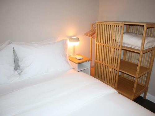 Postel nebo postele na pokoji v ubytování Great place to stay in Winnipeg with free parking, private entrance