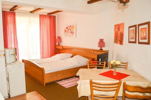 a bedroom with a bed and a table and chairs at Ferienhof Frohne - Zum wilden Eber in Merzen