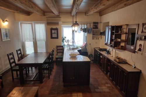 Køkken eller tekøkken på Apartments by the sea Vodice - 23858