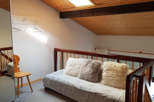 史代比兹Appartement Nr 11, Oberstaufen-Steibis, Allgäu, Oberstaufen PLUS的一间卧室配有带白色枕头的床