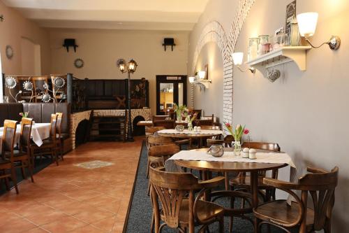 Um restaurante ou outro lugar para comer em Antonio Old Town Residence